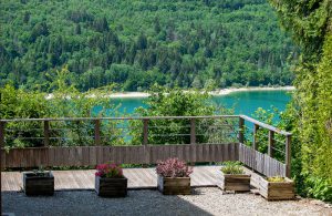 terrasse du gîte La Palmeraie avec vue sur le lac de Vouglans